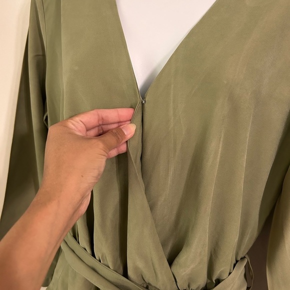 ELIZABETH and James Olive Green Romper/Jumpsuit Size M - Picture 3 of 9